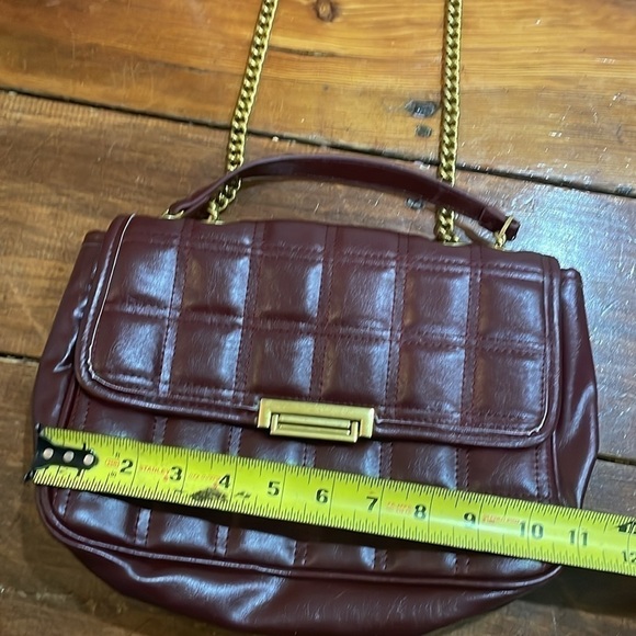 Urban Revivo maroon and gold quilted maroon bag - Picture 7 of 8